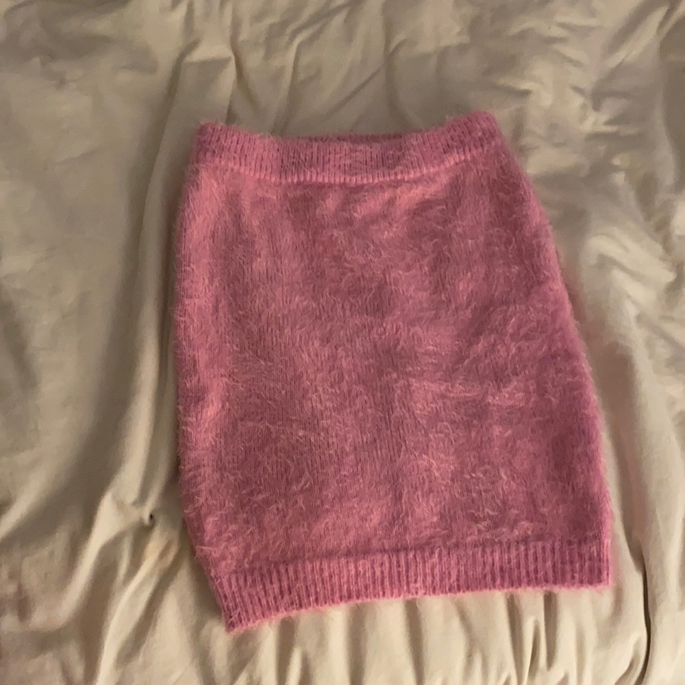 Pink knit tube skirt